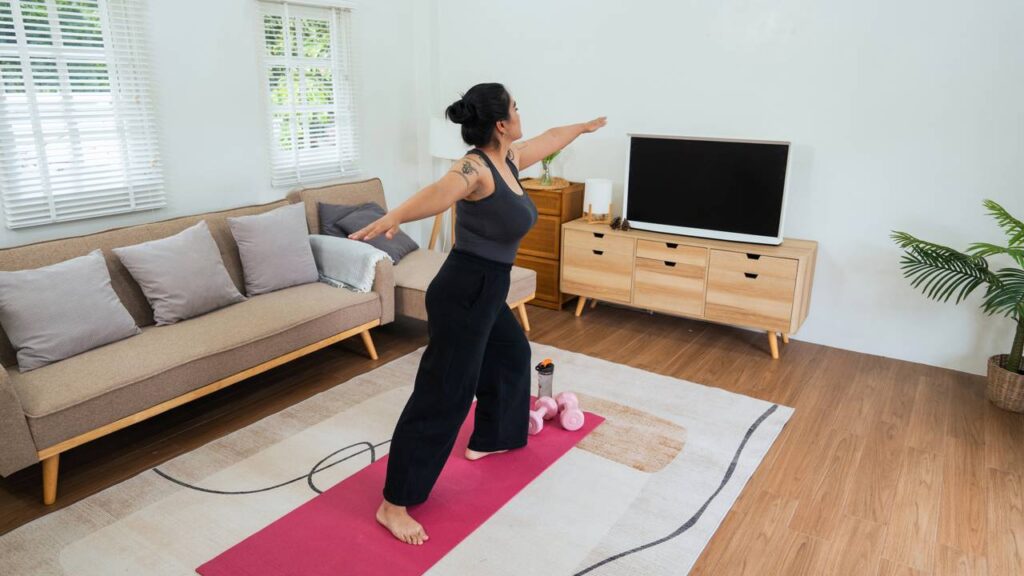 Acabe com a dor nos ombros e no pescoço usando uma toalha