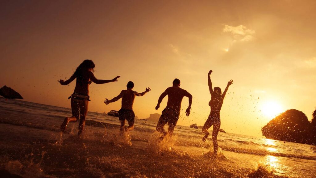 Por que as pessoas ficam mais sociáveis no verão mesmo sem perceber?