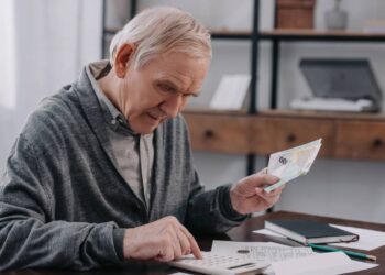 INSS começa a pagar 13º salário a novos aposentados