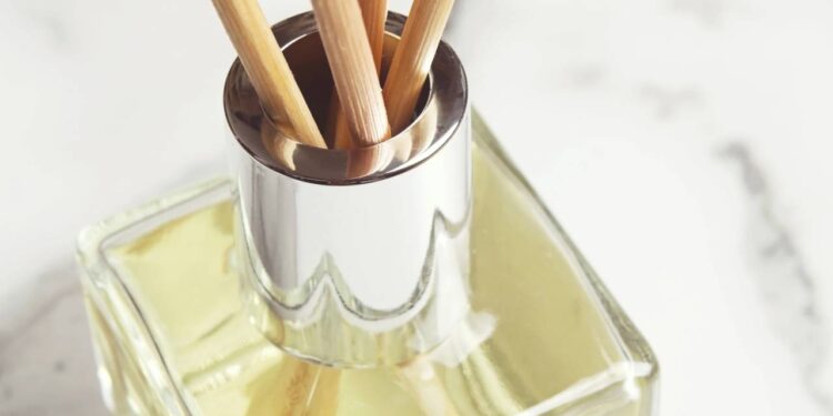 Como fazer um aromatizador caseiro mais forte que Bom Ar que deixa a casa perfumada como hotel por três dias