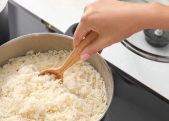 Como evitar que o arroz queime no fundo da panela