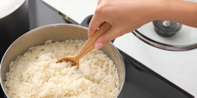 Como evitar que o arroz queime no fundo da panela