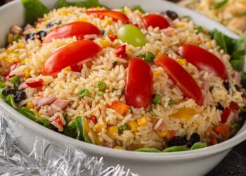 Como preparar um arroz natalino simples com uvas-passas e castanhas