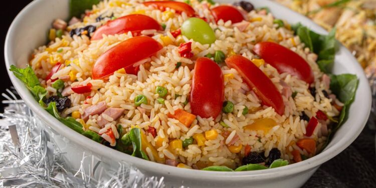 Como preparar um arroz natalino simples com uvas-passas e castanhas