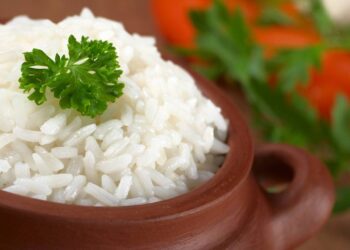 Cinco passos que chefs usam para garantir o arroz soltinho perfeito