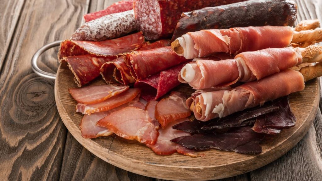 Comer carne pode causar doenças? Entenda o que diz a ciência