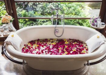 Como preparar banhos relaxantes com ervas e flores para o bem-estar