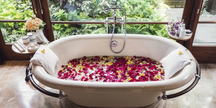 Como preparar banhos relaxantes com ervas e flores para o bem-estar