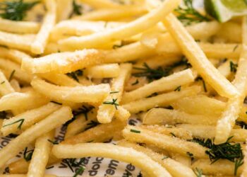 Revelado o segredo da batata frita de restaurante crocante por fora e macia por dentro