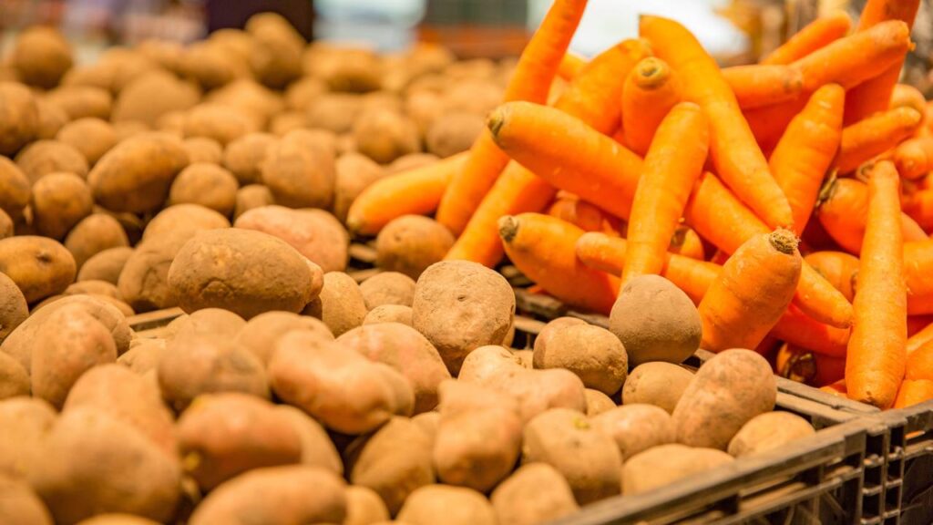 Como guardar cenouras e batatas sem deixá-las brotar