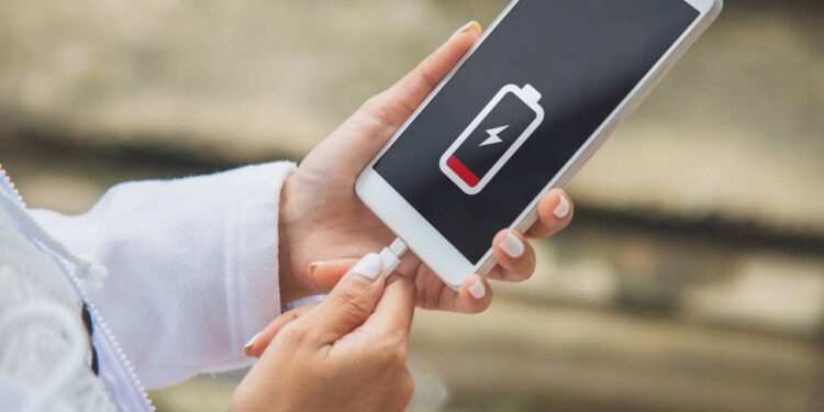 Dicas para estender a bateria do smartphone sem desligar funções essenciais