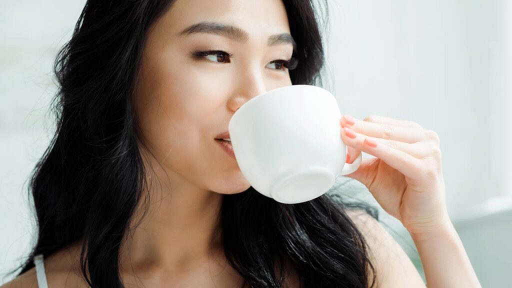 3 chás que deixam o cabelo, as unha e a pele mais bonitas