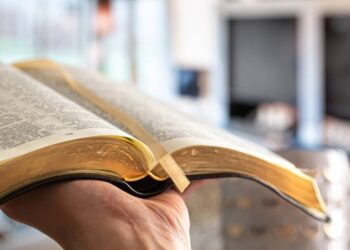 As pessoas costumam só deixam a Bíblia aberta neste Salmo poderoso e seu poder é fonte de livramentos