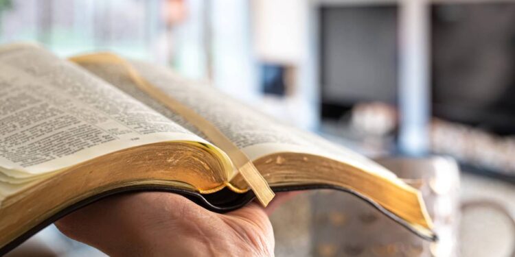 As pessoas costumam só deixam a Bíblia aberta neste Salmo poderoso e seu poder é fonte de livramentos