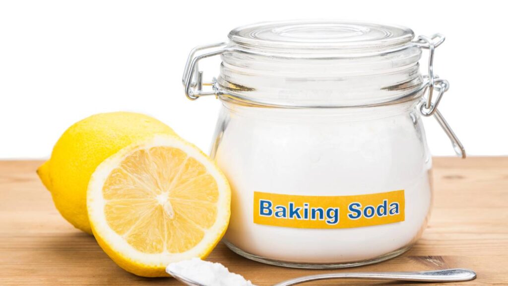 Nem sabão, nem detergente: produto caseiro tira a gordura da cozinha em segundos