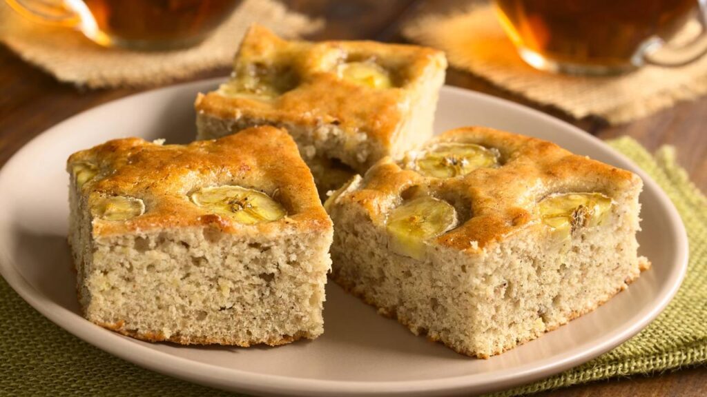 Sem forno, sem açúcar: esse bolo de banana de apenas 3 ingredientes vai te surpreender