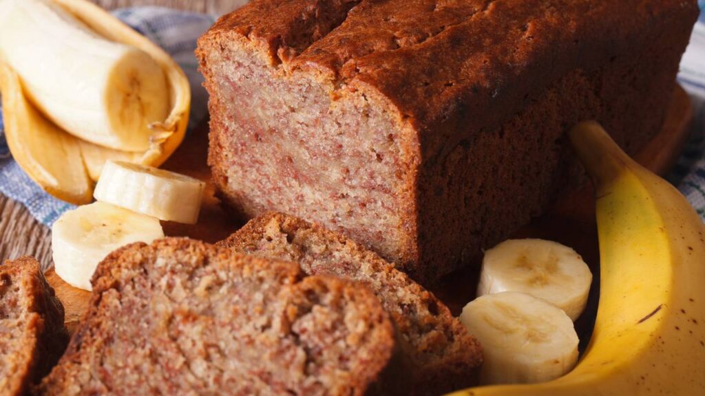 Sem forno, sem açúcar: esse bolo de banana de apenas 3 ingredientes vai te surpreender