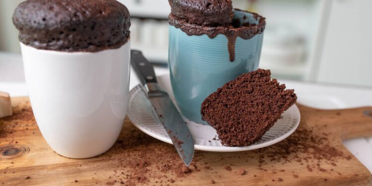 A receita de bolo de caneca que fica pronta em 3 minutos e mata a vontade de doce