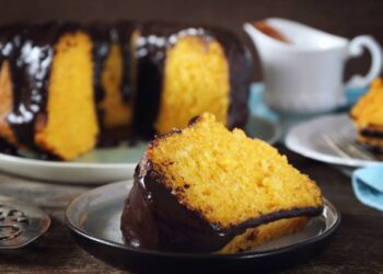 Receita de bolo de cenoura com cobertura de chocolate em 30 minutos
