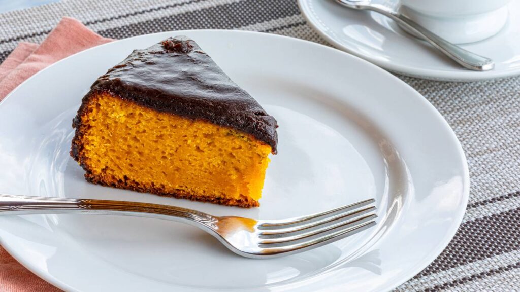 Receita de bolo de cenoura com cobertura de chocolate em 30 minutos