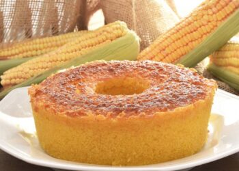O bolo de milho fofinho e dourado que todo mundo ama no café da tarde