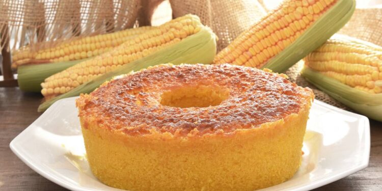 O bolo de milho fofinho e dourado que todo mundo ama no café da tarde