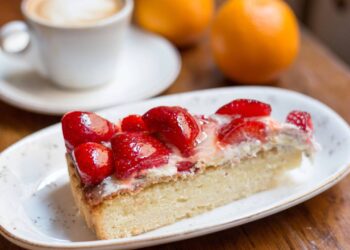 Bolo de morango caseiro que fica melhor que o da padaria e rende muito