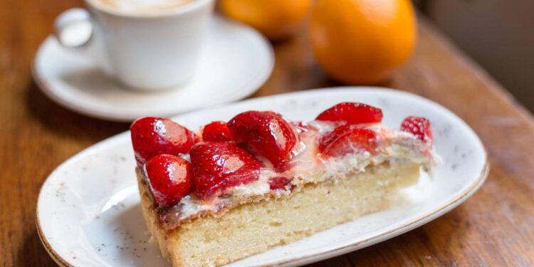 Bolo de morango caseiro que fica melhor que o da padaria e rende muito