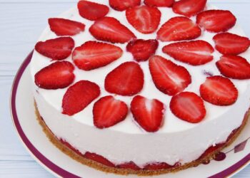 Prepare um inesquecível bolo de morango com leite ninho em somente 25 minutos