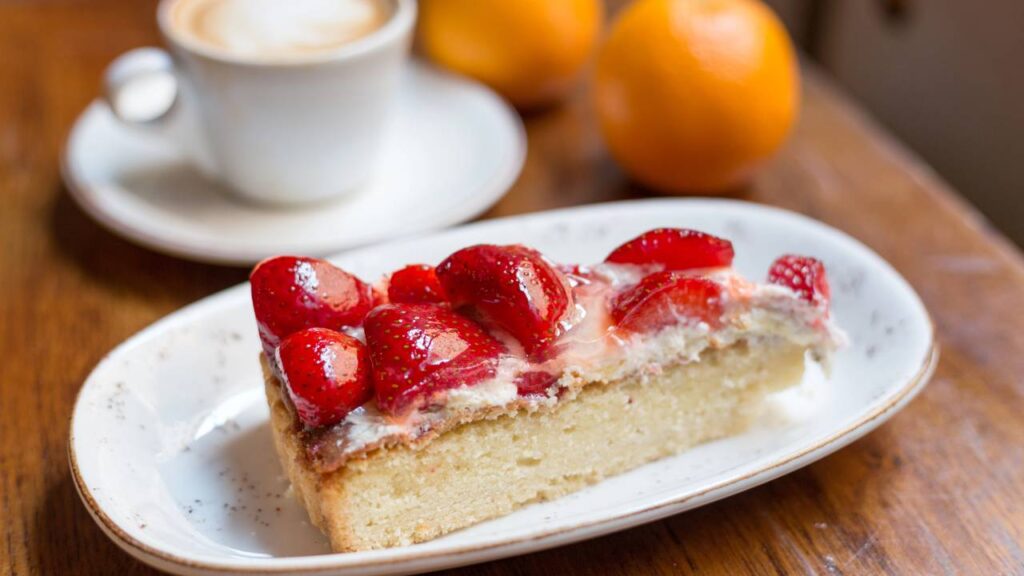 Prepare um inesquecível bolo de morango com leite ninho em somente 25 minutos