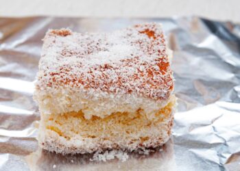 Aprenda a fazer um delicioso bolo de coco gelado para dias quentes