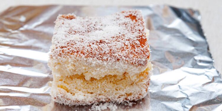 Aprenda a fazer um delicioso bolo de coco gelado para dias quentes