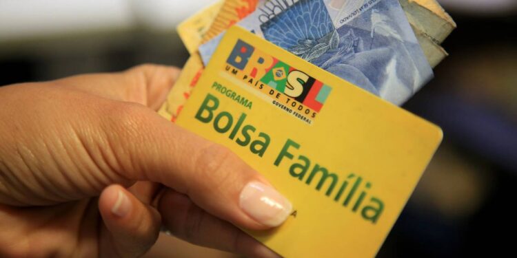 Bolsa Família: beneficiários com NIS final 8 recebem na quarta-feira (26)