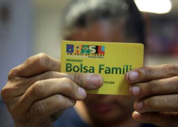 Brasileiros beneficiários do Bolsa Família recebem presente do Governo