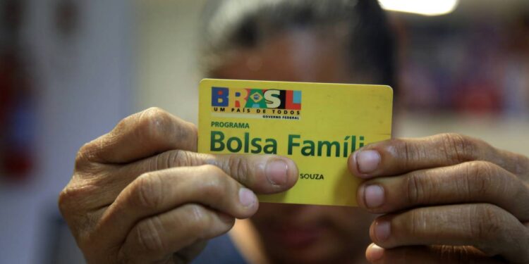 Brasileiros beneficiários do Bolsa Família recebem presente do Governo