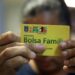 Brasileiros beneficiários do Bolsa Família recebem presente do Governo