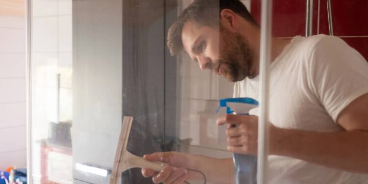 Box de vidro limpo como num passe de mágica usando utensílio essencial