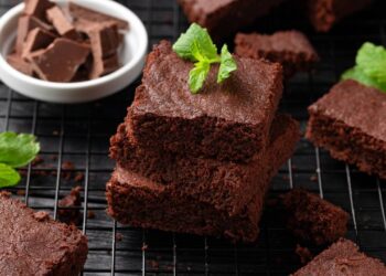 Brownie delicioso sem farinha, sem açúcar e fica pronto em 5 minutos
