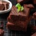 Brownie delicioso sem farinha, sem açúcar e fica pronto em 5 minutos