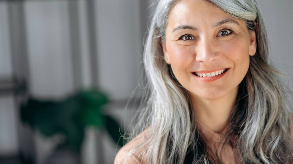 Por que assumir os fios brancos se tornou um símbolo de autenticidade feminina