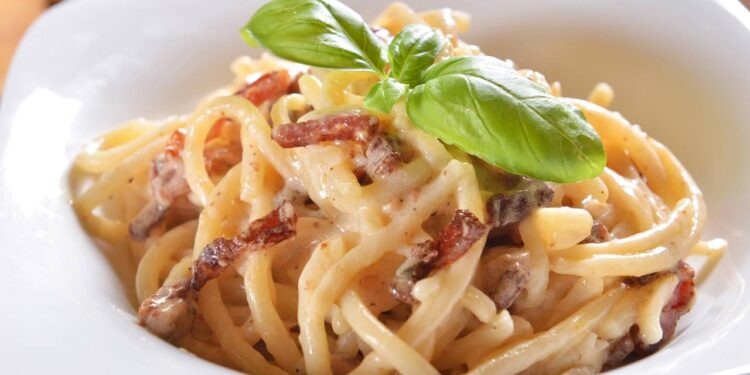 Todo mundo se gaba do espaguete à carbonara e você pode fazer um em 15 minutos, da sua casa!