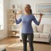 Exercícios com cabo de vassoura para mulheres acima dos 50 anos