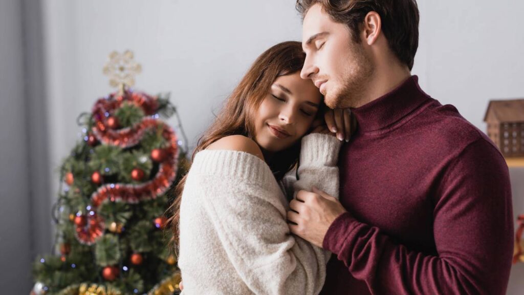 Por que sentimos vontade de namorar no final do ano, segundo psicologia