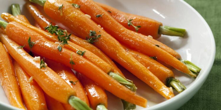 Saiba por que você nunca mais deve comer cenoura crua