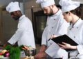 Aprenda 5 truques dos chefs para organizar, cozinhar melhor e evitar desperdício