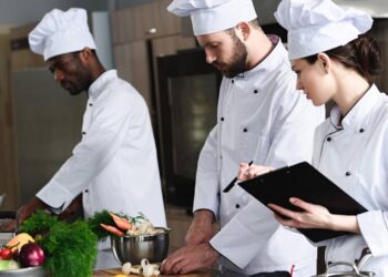 Aprenda 5 truques dos chefs para organizar, cozinhar melhor e evitar desperdício