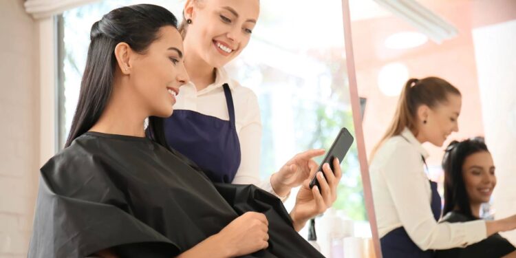 Cabelos volumosos dos anos 80 voltam com força em 2025