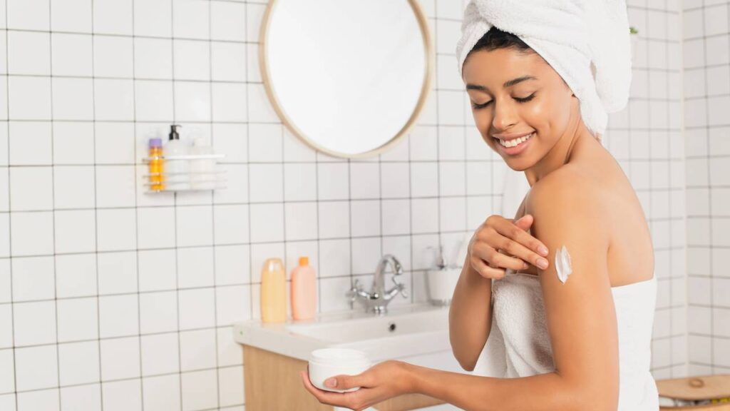 4 dicas essenciais para cuidar da pele do corpo, segundo dermatologistas