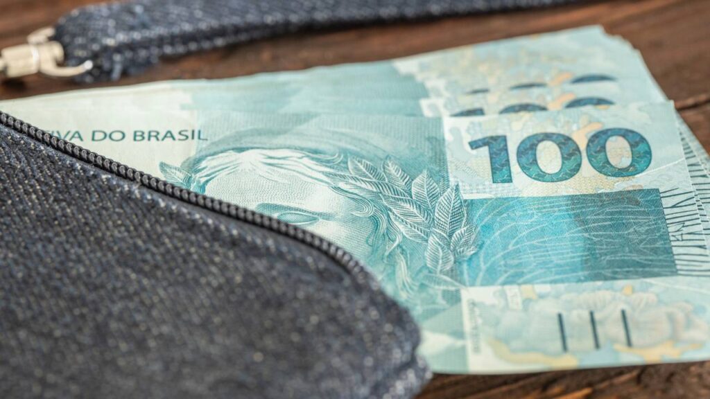 Governo paga mais de 1.500 a idosos que comemoram o recebimento