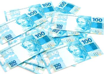 Mais de 400 mil pessoas recebem pagamento extraordinário de R$ 1.518